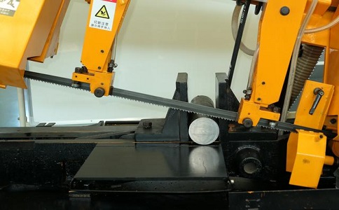 大余数控带锯床自动送料精度会出现偏差吗？